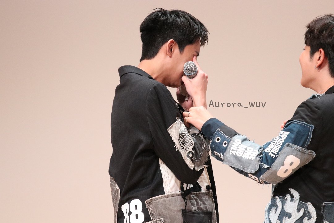 Aurora_wuv's tweet photo. 230422 GMM FANDAY FAN Meeting Preview 

울어도 괜찮아
우리가 함께 있어줄게

#GMMTVFANDAY3 
#EMJDfandayxSEOUL #EarthMix https://t.co/WTmOpeZnqh