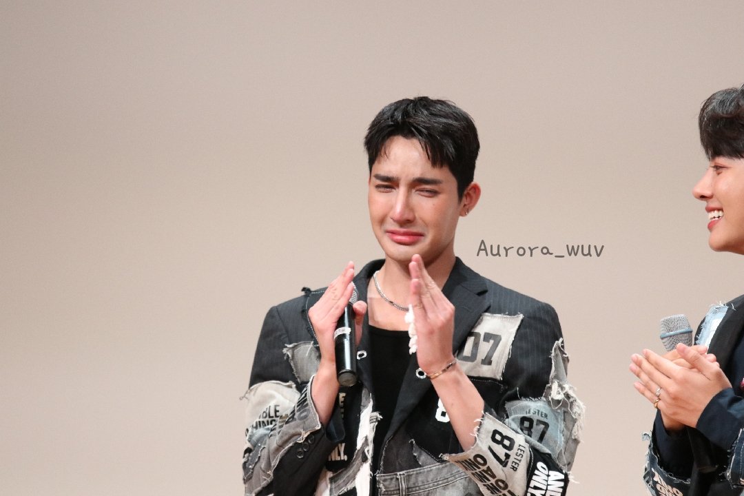Aurora_wuv's tweet photo. 230422 GMM FANDAY FAN Meeting Preview 

울어도 괜찮아
우리가 함께 있어줄게

#GMMTVFANDAY3 
#EMJDfandayxSEOUL #EarthMix https://t.co/WTmOpeZnqh