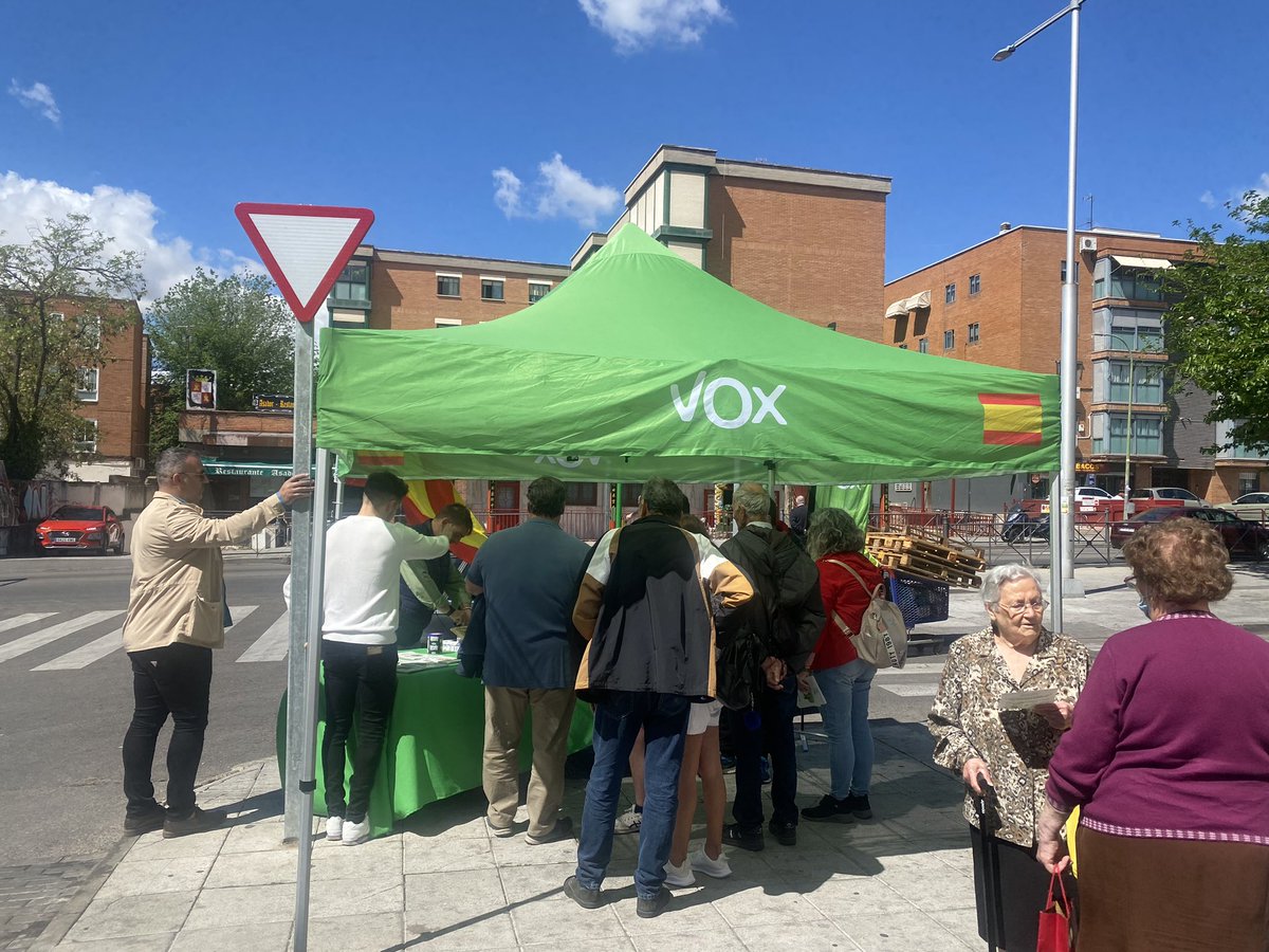 VOX_Coslada's tweet photo. Hoy los vecinos del barrio de la estación nos han trasmitido su hartazgo por sufrir unos servicios públicos de pésima calidad, a pesar de pagar cada vez más impuestos y tasas.

Tienen claro que el cambio y la esperanza vendrán este 28 de mayo de la mano de VOX.

#CuidaCoslada
#CuidaTuBarrio 💪🏼🇪🇸