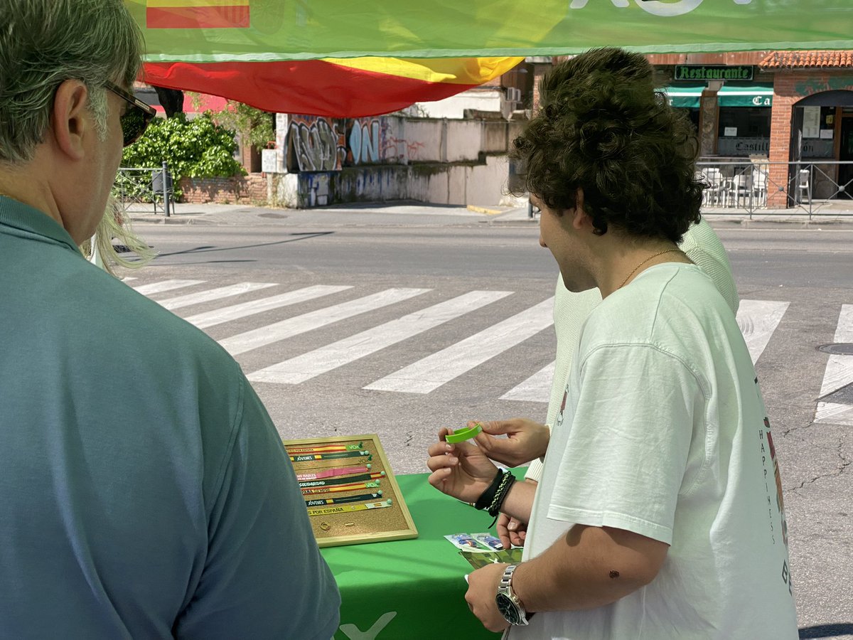 VOX_Coslada's tweet photo. Hoy los vecinos del barrio de la estación nos han trasmitido su hartazgo por sufrir unos servicios públicos de pésima calidad, a pesar de pagar cada vez más impuestos y tasas.

Tienen claro que el cambio y la esperanza vendrán este 28 de mayo de la mano de VOX.

#CuidaCoslada
#CuidaTuBarrio 💪🏼🇪🇸