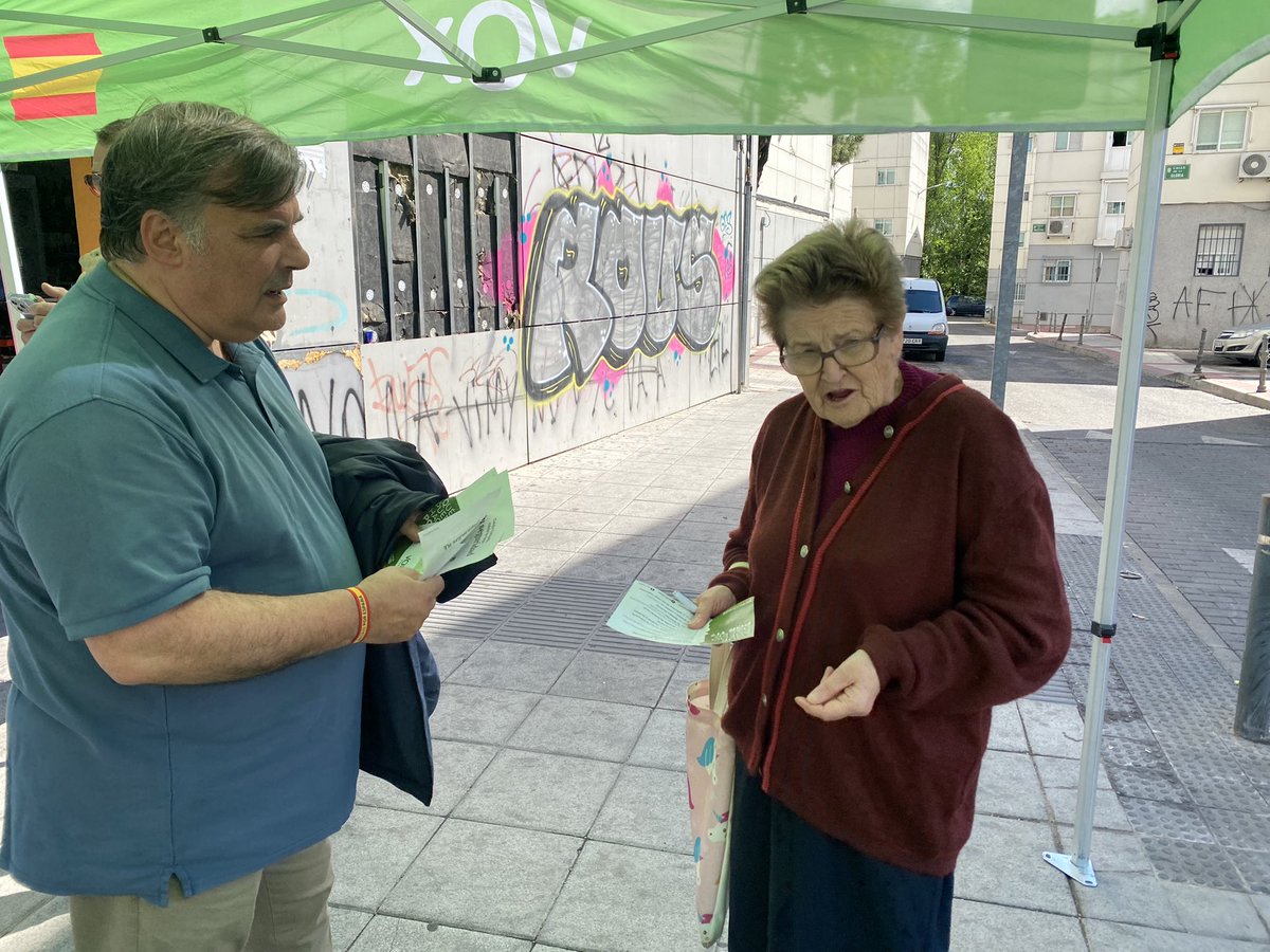 VOX_Coslada's tweet photo. Hoy los vecinos del barrio de la estación nos han trasmitido su hartazgo por sufrir unos servicios públicos de pésima calidad, a pesar de pagar cada vez más impuestos y tasas.

Tienen claro que el cambio y la esperanza vendrán este 28 de mayo de la mano de VOX.

#CuidaCoslada
#CuidaTuBarrio 💪🏼🇪🇸
