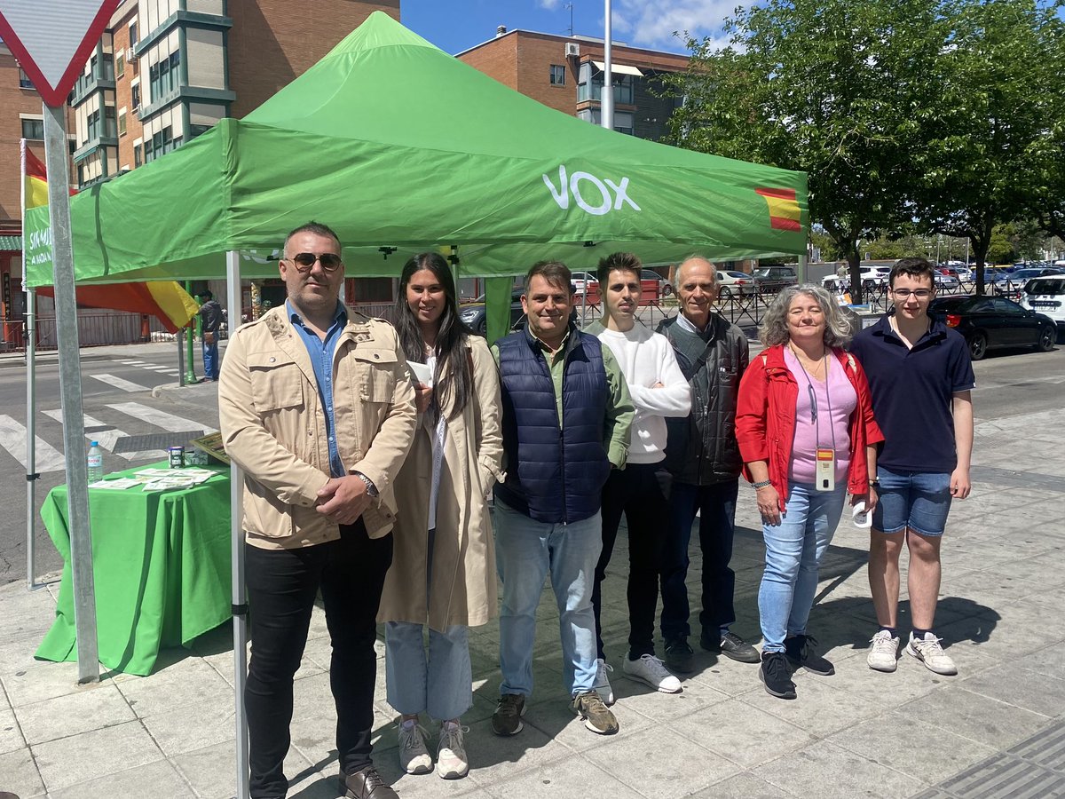 VOX_Coslada's tweet photo. Hoy los vecinos del barrio de la estación nos han trasmitido su hartazgo por sufrir unos servicios públicos de pésima calidad, a pesar de pagar cada vez más impuestos y tasas.

Tienen claro que el cambio y la esperanza vendrán este 28 de mayo de la mano de VOX.

#CuidaCoslada
#CuidaTuBarrio 💪🏼🇪🇸