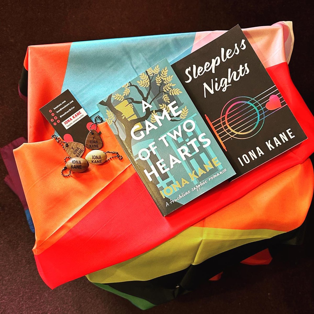 IonaKaneWriter's tweet photo. Next week I’m off on a road trip to the (hopefully) sunny UK 😎 
First stop is #FalmouthPride on 29 April. I’ll be at The Bean Hive By The Sea with books and freebies.
Saturday 6 May is the South Coast Sapphic Hang Out. Come to Crawley, say hullo and pick up some great books 📚 https://t.co/RCg8XlF6UG