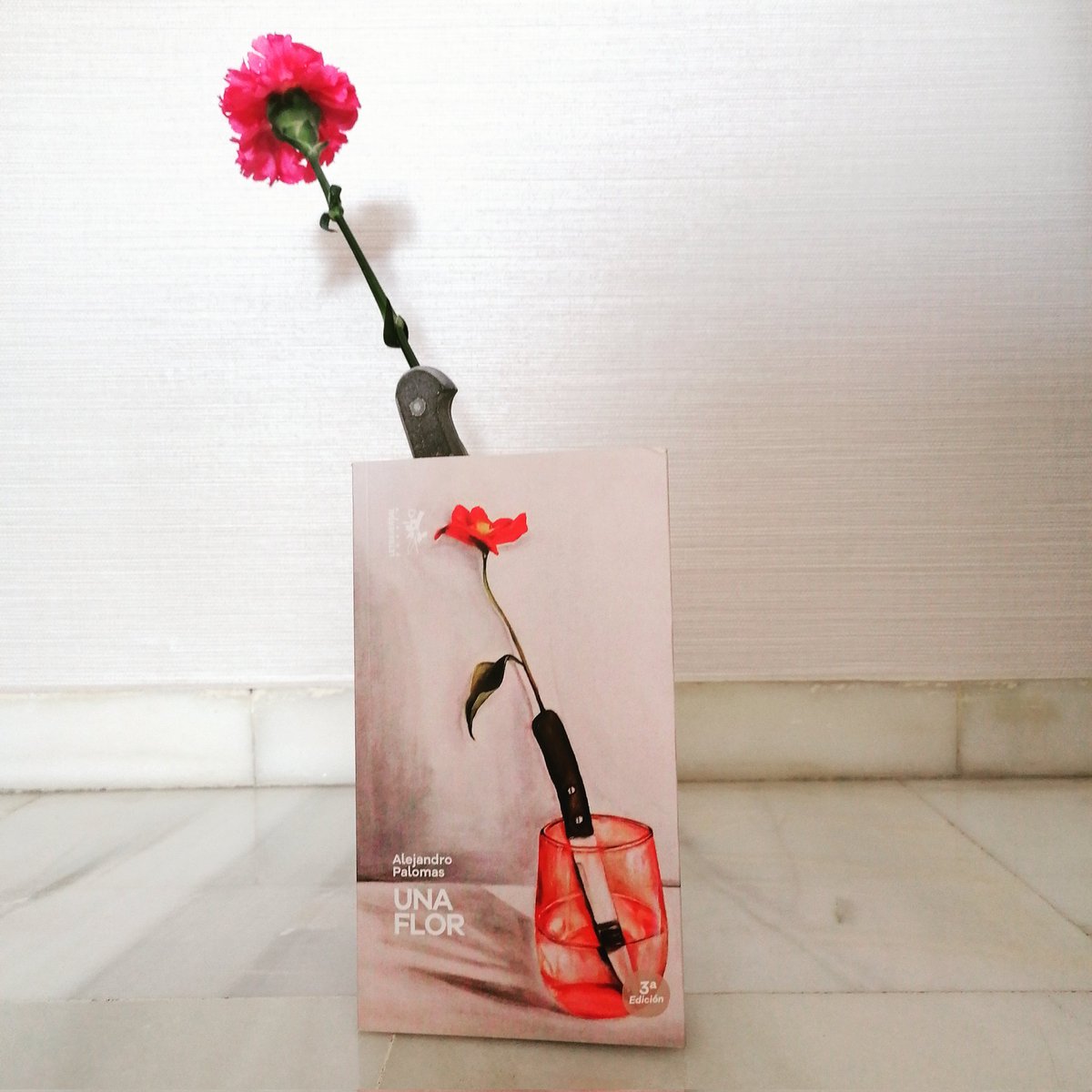 reromab's tweet photo. Cuido "Una flor" de @Palomas_Alejand
Para #bookface de la @BiblioUCA por el #DíadelLibro 😍📚 #SUL2023 https://t.co/zN2kFPYxit