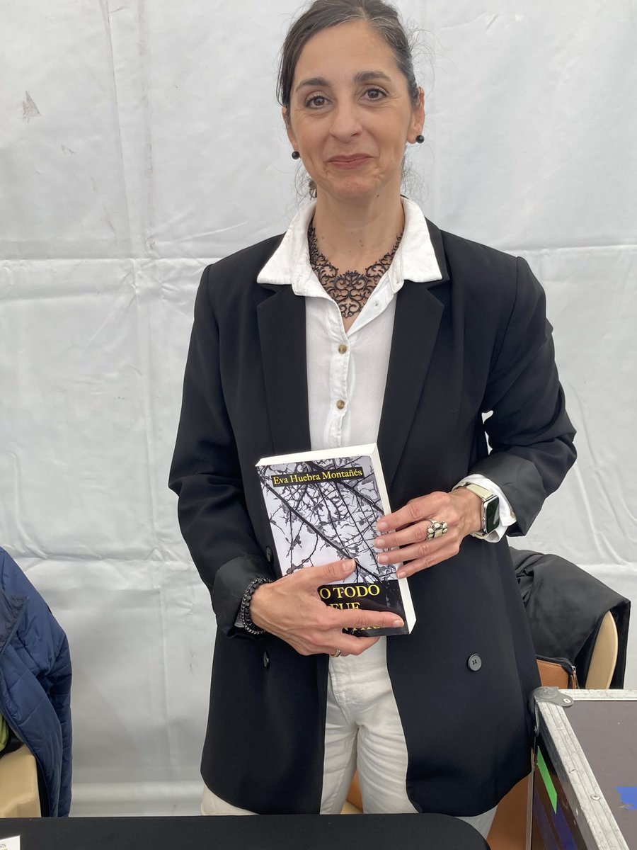 IBB219's tweet photo. #DiadelLibro2023 #Irun @RomanHuarte @EvaHuebra #JosuTorres #JavierGil @oskarbielkarte #Bidasoa https://t.co/eUQhv93Lji