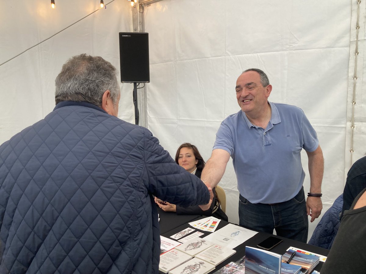 IBB219's tweet photo. #DiadelLibro2023 #Irun @RomanHuarte @EvaHuebra #JosuTorres #JavierGil @oskarbielkarte #Bidasoa https://t.co/eUQhv93Lji