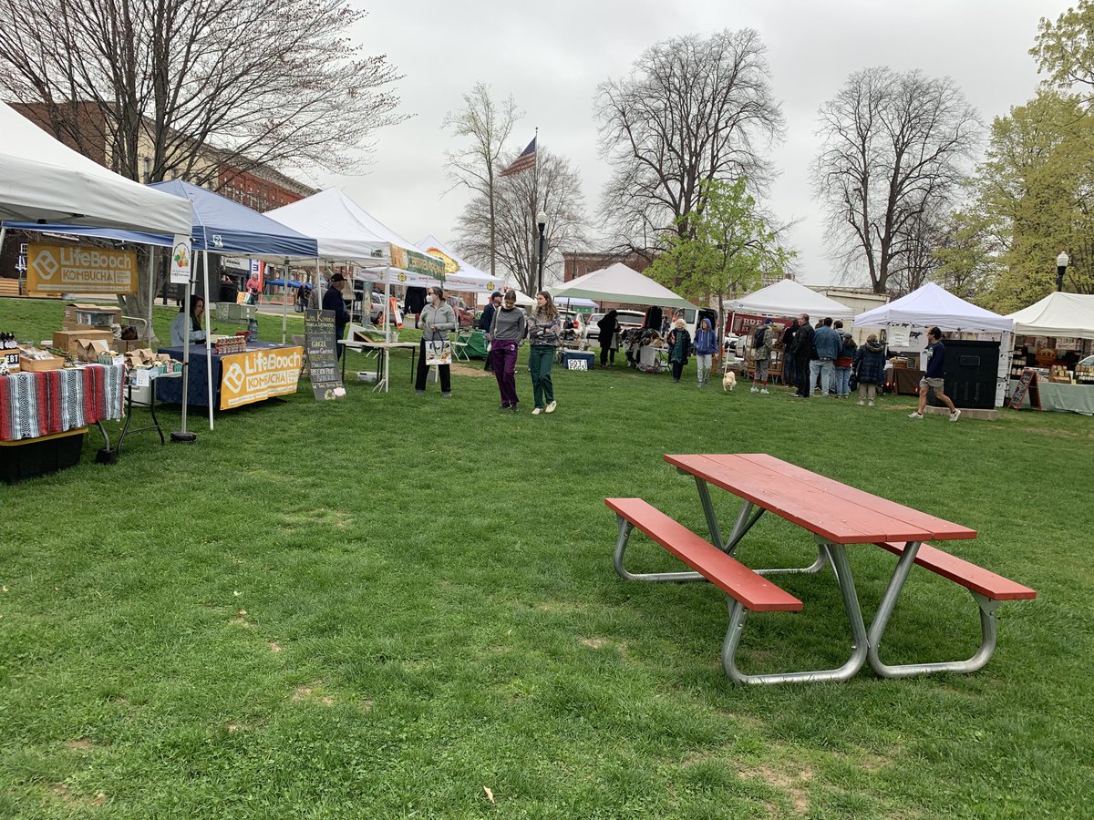 HawkECEProf's tweet photo. First #FarmersMarket on the ⁦@TownOfAmherst⁩ #TownCommon of the season! https://t.co/FajDVlCuLa