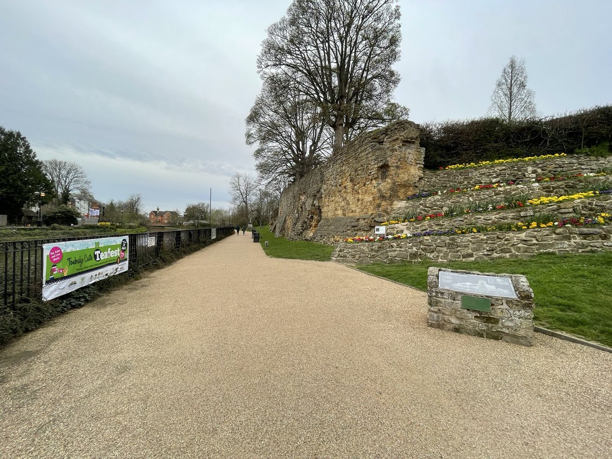 LifeHealthFdn's tweet photo. @matthewsfriends We look forward to being along Riverwalk in am by @TonRiverTrips with music & #kakes + info from @matthewsfriends @brainstrust @communityneuro @medwayneuro1 @brainspine @ReverseRett @ParkinsonsUK @mssocietyuk @Neurodigest_ @Commtherapy @DemFriendsTon. Then in pm a castle concert https://t.co/REwsECRost