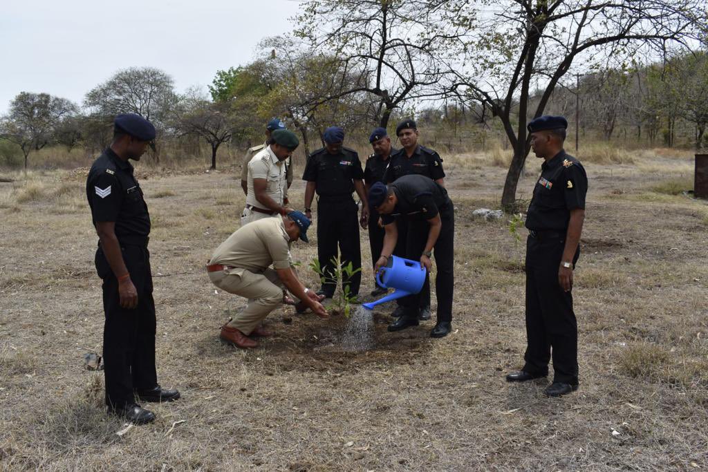 IaSouthern's tweet photo. To Support Environment & commemorate #WorldEarthDay2023, #ShahbaazDivision of #SudarshanChakraCorps undertook an initiative to engage #ForestDepartment, #Saugor to boost green cover through an MoU. This initiative will assist the plantation drive in the station
#GoGreen https://t.co/i75OAxVsKX