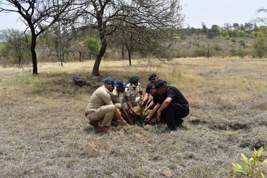IaSouthern's tweet photo. To Support Environment & commemorate #WorldEarthDay2023, #ShahbaazDivision of #SudarshanChakraCorps undertook an initiative to engage #ForestDepartment, #Saugor to boost green cover through an MoU. This initiative will assist the plantation drive in the station
#GoGreen https://t.co/i75OAxVsKX