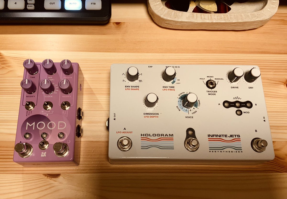 ishiitakayuki's tweet photo. このコンビで制作もライヴもたっぷり遊べます！

#mood2 #chasebliss #hologram #infinitejets #guitar #pedal https://t.co/bWDNMhXWJj