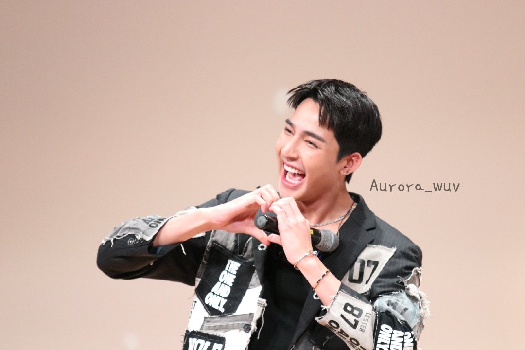 Aurora_wuv's tweet photo. 230422 GMM FANDAY FAN Meeting Preview 

엔딩요정 포즈
🫶✌️🫰😆

#GMMTVFANDAY3 
#EMJDfandayxSEOUL #EarthMix https://t.co/JOuJtL9j6S