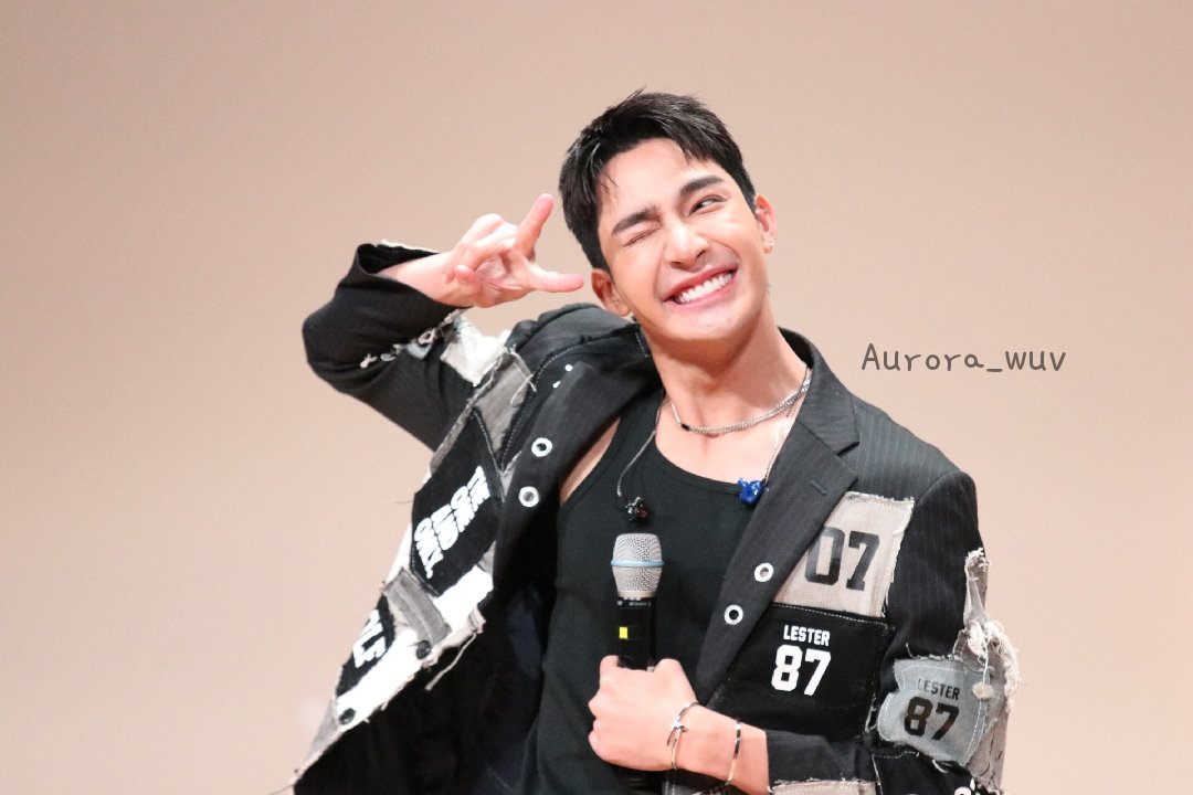 Aurora_wuv's tweet photo. 230422 GMM FANDAY FAN Meeting Preview 

엔딩요정 포즈
🫶✌️🫰😆

#GMMTVFANDAY3 
#EMJDfandayxSEOUL #EarthMix https://t.co/JOuJtL9j6S