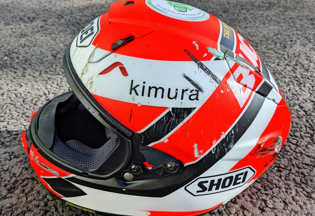 bombertin_GT's tweet photo. Así queda un #casco #shoei después de soportar una aparatosa #caída a 223kms/h. La #visera voló, pero el casco, ahí lo veis. #espectacular #accidente #MotoGP #competicion #circuito .
Pd: Nunca escatiméis en vuestra seguridad. Nunca...💯🏍️🏍️⤵️⤵️
https://t.co/o8RFpu92OP https://t.co/x01pquatBx