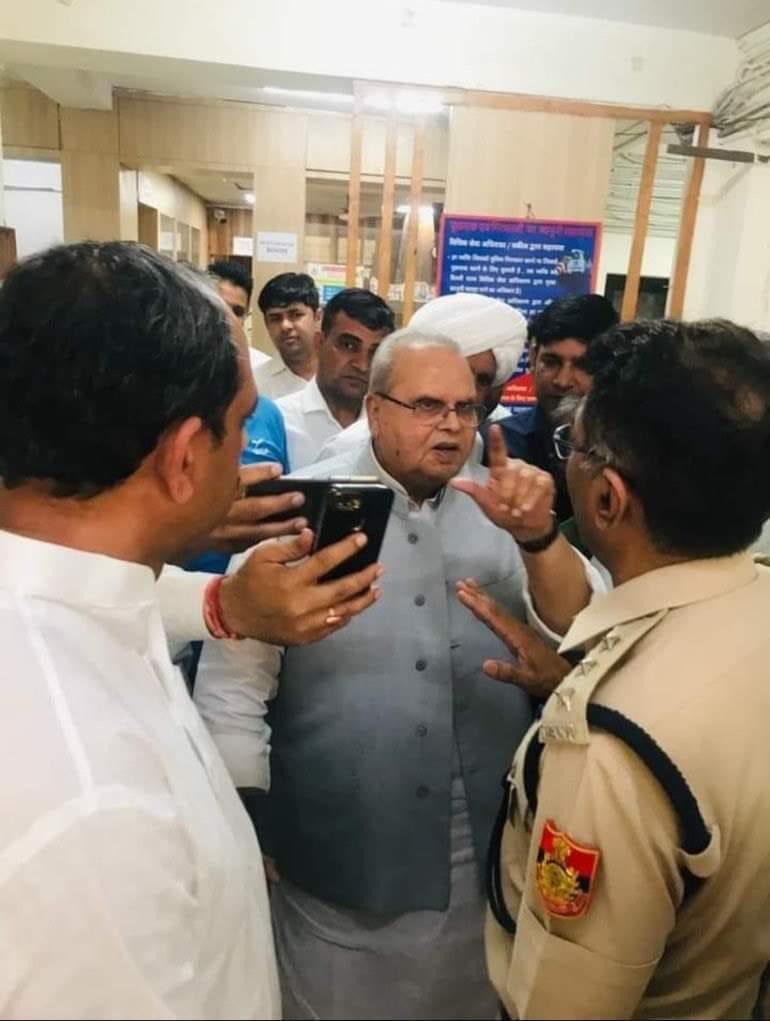 पूर्व राज्यपाल चौधरी सत्यपाल मलिक जी अपने घर पधार चुके है,
सुबह से चौधरी साहब के घर अपार जन समूह उनसे मिलने आ रहा था,

दिल्ली पुलिस के अधिकारी पहुंचे और कहा बिना परमिशन लोग नही आ सकते है, सत्यपाल मलिक ने कहा मेरे घर कौन आएगा कौन नही ये मैं तय करूंगा ना की पुलिस,फिर क्या था खुद ही