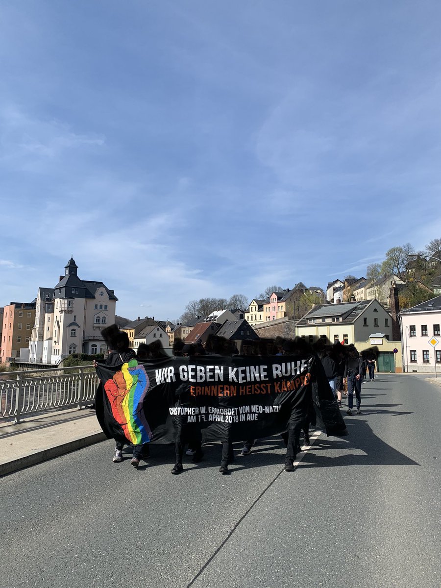 jakobspringfeld's tweet photo. Am 17. April 2018 wurde Christopher W. ermordet. Heute demonstrieren wir in #aue2204 um an ihn zu erinnern. Ca. 100 Menschen fragen warum das queerfeindliche/rechte Weltbild der Täter ignoriert wird und fordern echte Aufklärung. Danke @spektrum360. #keinvergessen https://t.co/0riVcoX01o