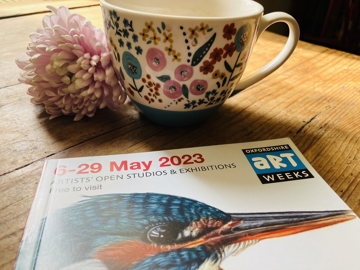 VisualArtsOx's tweet image. You may have noticed this colourful chap popping up all over the place; pick up and peruse the Oxfordshire #Artweeks Guide at your leisure! 

6th - 29th May 2023, free 
What&apos;s on: artweeks.org
#openstudios #exhibitions #artists 
#visualartsoxford