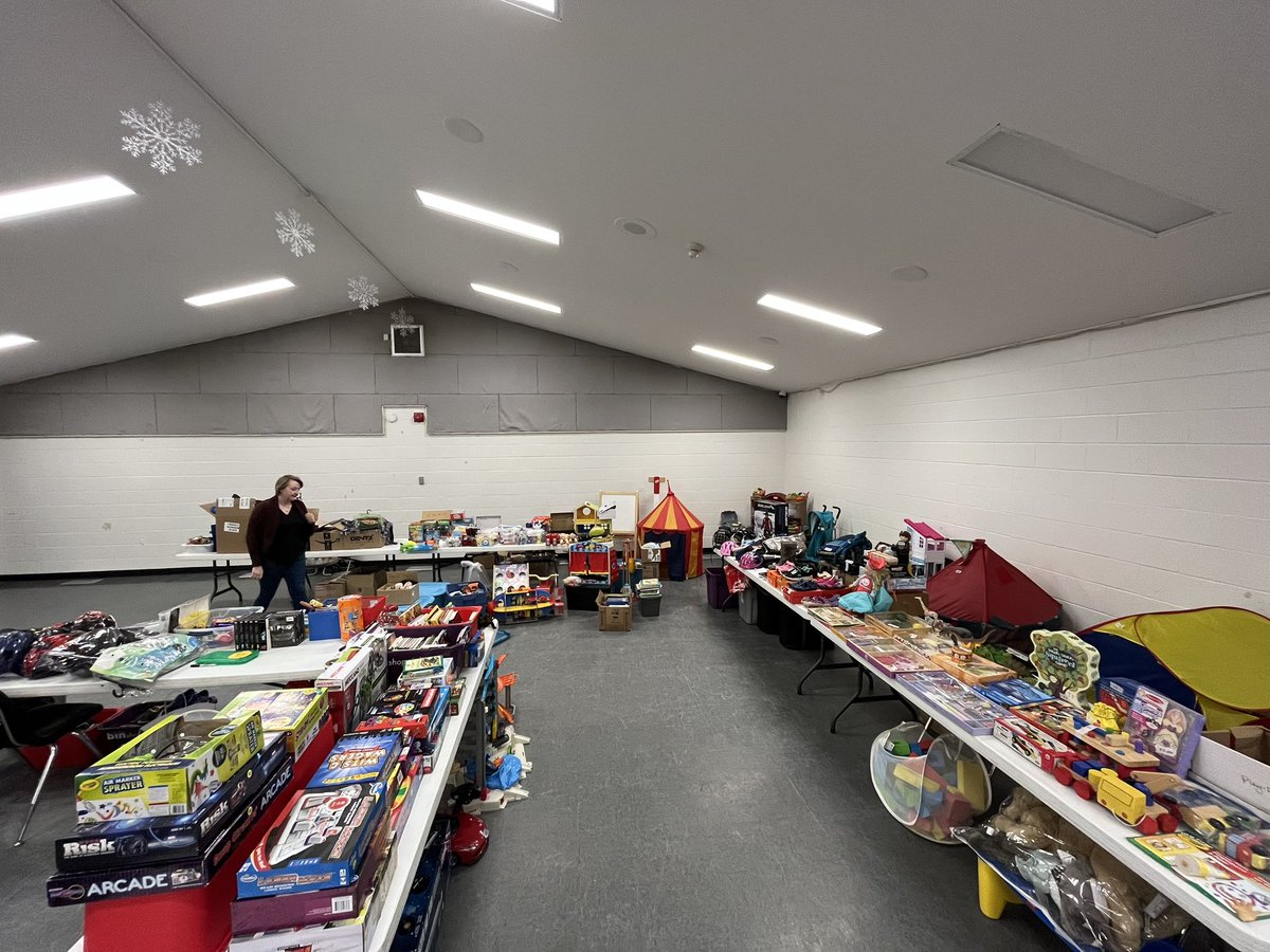 RoblinParkCC's tweet photo. TODAY! We’re hosting a used toy, clothing and sports gear sale from 9am-2pm at Roblin Park at 640 Pepperloaf Crescent. https://t.co/gWeihzJuIt https://t.co/goptknnSNI