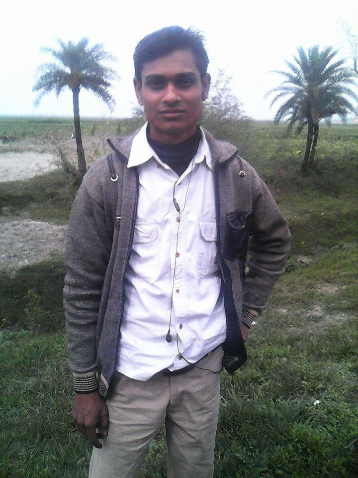 Dilkhush_Kumaar's tweet photo. 𝑫𝒊𝒍 𝑴𝒂𝒏𝒈𝒆 𝑺𝒕𝒂𝒓𝒕𝒖𝒑
अगर आप ये सोच रहे है कि अगली सरकार आएगी तो आपका भाग्य बदल जाएगा, सरकारी नौकरी की बाढ़ आ जाएगी तो जरा ठहरिए अपने देश की जनसंख्या पर नज़र डालिये और सोचिए क्या हर शिक्षित युवा को सरकार नौकरी दे सकती है? 
आपको ख़ुद सरकार बनना होगा और अपने सपने को साकार करना होगा।आपको ही अपने आस पास के लोगों के लिए रोज़गार सृजुत करना होगा, 10% शिक्षित अथवा प्रतिभावान युवा को जोखिम उठाना ही होगा और उद्यमिता की दिशा में कदम बढ़ाना ही होगा, जिस भरोसे के साथ पाँच वर्ष आप सरकार को देते है ना वहीं भरोसे के साथ आप बस पाँच वर्ष अपने धंधा को बनाने में दे दिजीए, धंधा भी बनेगा और बेरोज़गारी भी मिटेगी। ज़रूरी नहीं की हम और आप यूनिकॉर्न बना लें बल्की 10-20-30 Cr का भी धंधा बना लेंगे तो नौकरी से कई गुणा अधिक रिटर्न मिलेगा और उड़ने के लिए खुली आसमान मिलेगा, प्रेरित करिए अपने बच्चों को भारत बहुत बड़ा बाज़ार है यहाँ गोबर से लेकर हीरे जवाहरात तक बेच सकते है, ख़रीदार का फ़िक्र मत करिये बस कुछ भी बेचने के लिए बेचैन हो जाइये। भारत प्रतिभावान की भूमी है और ये बात अमेरिका और जापान जैसा विकसित देश भी समझ रहा है उनके हर इनोवेशन में भारतीय कर्मचारियों का अहम भूमिका होता है वो आपके महत्व को समझ रहे है और आपके प्रतिभा को अपने यहाँ प्रमुख स्थान देकर आपको कम्फर्ट ज़ोन का आदि बना रहे है ताकि आप आज़ाद होकर सबको अपने प्रतिभा से ग़ुलाम ना बना लें, अभी भी हम रोजमरा की ज़िंदगी में उपयोग करने वाले प्रोडक्ट का आयात कर रहे हैं क्योंकि हम बनाने का जोखिम नहीं उठा पा रहे है, हम 5 वर्ष नौकरी पाने के लिए भागदौड़ और तैयारी में खर्च कर सकते है पर पाँच वर्ष अपने लिए प्रॉडक्ट या सेवा बनाने में नहीं कर सकते है। आपके अंदर ऊर्जा का भंडार है और आपसे बेहतर इसे कोई नहीं समझ सकता है बाँकी किसी को समझाने की आवश्यकता भी नहीं है बस पागलों की तरह आज से ही लग जाइए काम पर जिस फ़ील्ड में आपको किक मिल रहा है उसी में अपने आपको अगले पाँच वर्ष के लिए झोंक दिजीए।
रोज़गार भी सृजित होगा और आप अपने परिवार के लिए हीरो बेटा भी बनेंगे।
मैं भी राही हूँ सफ़र के लिए निकल चुका हूँ कल क्या होगा ये मुझे भी नहीं पता पर आज कुछ लोगों को रोज़गार देकर थोड़ी खुशियाँ अपने झोली में लाए है,साथ ही आगे दौड़ लगाने के लिए हिम्मत बढ़ा है, मैं आपको कोई ज्ञान नहीं दे रहा हूँ बल्कि मैं अपने अनुभव के आधार पर आपसे अपने दिल की बात साझा कर रहा हूँ सहमत होना या ना होना ये आपके विवेक पर निर्भर करेगा।
𝘿𝙞𝙡𝙠𝙝𝙪𝙨𝙝 𝙆𝙪𝙢𝙖𝙧 ( 𝘍𝘰𝘶𝘯𝘥𝘦𝘳 𝘈𝘯𝘥 𝘊𝘌𝘖 RodBez )
( टैग करिए अपने चाचा मामा फूफा को और लिखिये 𝑫𝒊𝒍 𝑴𝒂𝒏𝒈𝒆 𝑺𝒕𝒂𝒓𝒕𝒖𝒑 )