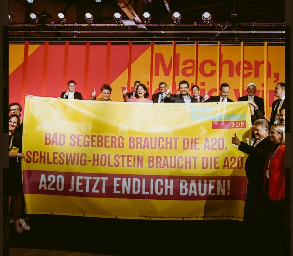 StephanHolowaty's tweet photo. #A20endlichbauen auch auf dem #bpt2023 @fdp. Thumbs up durch @Wissing @MarcoBuschmann Wolfgang #Kubicki und vielen anderen @FDP_SH https://t.co/XpMrZ1hfN3