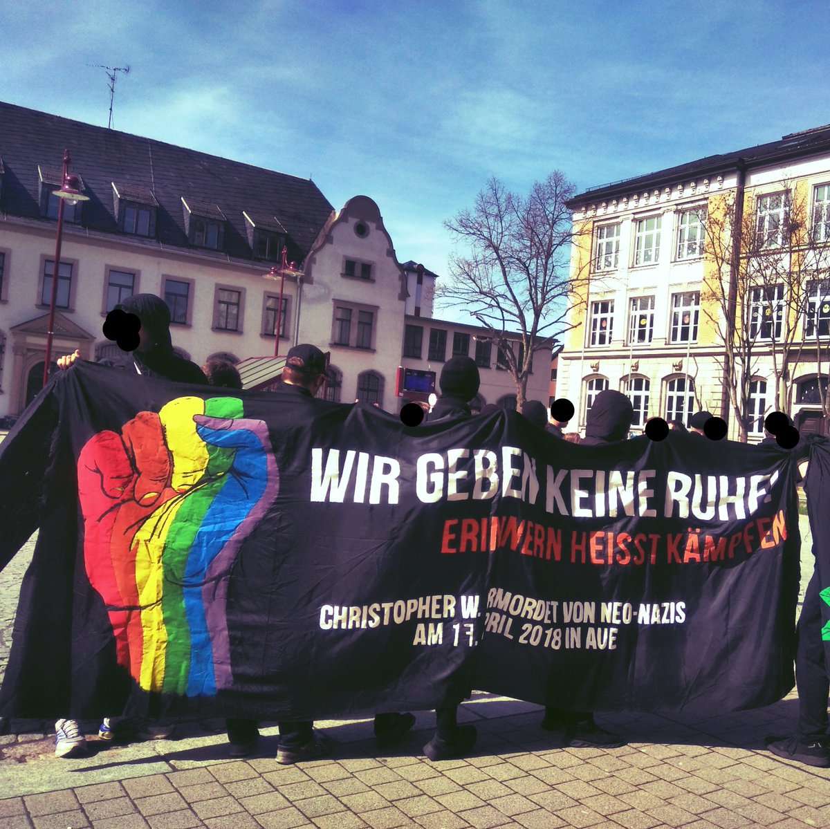 spektrum360's tweet photo. Gerade sind wir am #Postplatz angekommen. Jenen Ort an dem Christopher regelmäßig mit seinen späteren Mördern Zeit verbrachte. Es folgt nun ein Redebeitrag der @RAASachsen zur Tat und deren juristische Einordnung.
#aue2204 https://t.co/Mi0IplOkTz