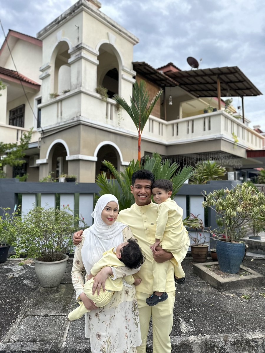 EyraHazali21's tweet photo. Mat Ri Ye 🌙🤍💛 https://t.co/wwgJ5vx8vP