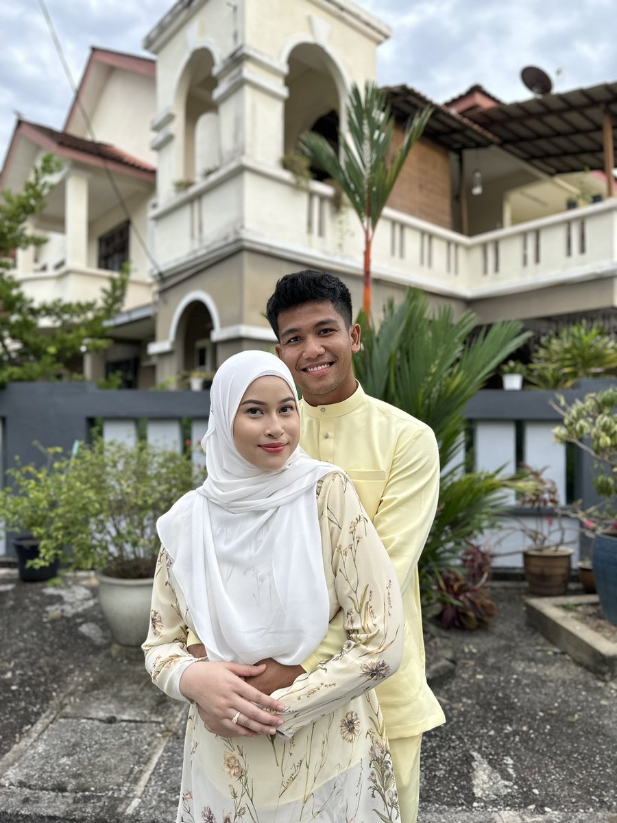 EyraHazali21's tweet photo. Mat Ri Ye 🌙🤍💛 https://t.co/wwgJ5vx8vP