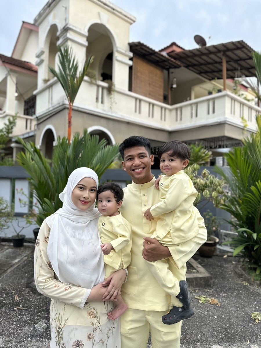 EyraHazali21's tweet photo. Mat Ri Ye 🌙🤍💛 https://t.co/wwgJ5vx8vP