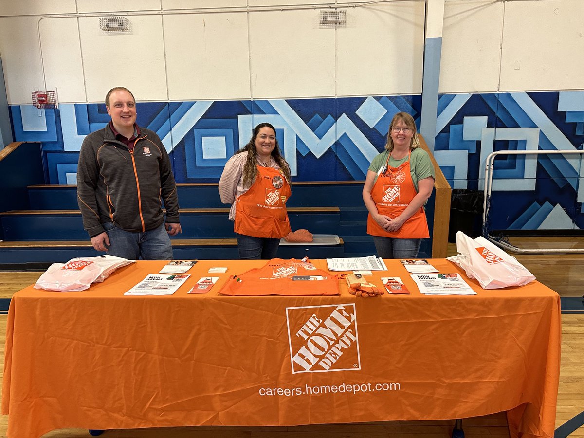 whipplenh's tweet photo. Three awesome job fairs this week! Great representation from Team #3488 Keene, NH and Team #4501 Williston, VT! #NowHiring #ChamplainValleyExpo #Boys&amp;GirlsClub #MonadnockHighSchool https://t.co/VsM2fiHpc8