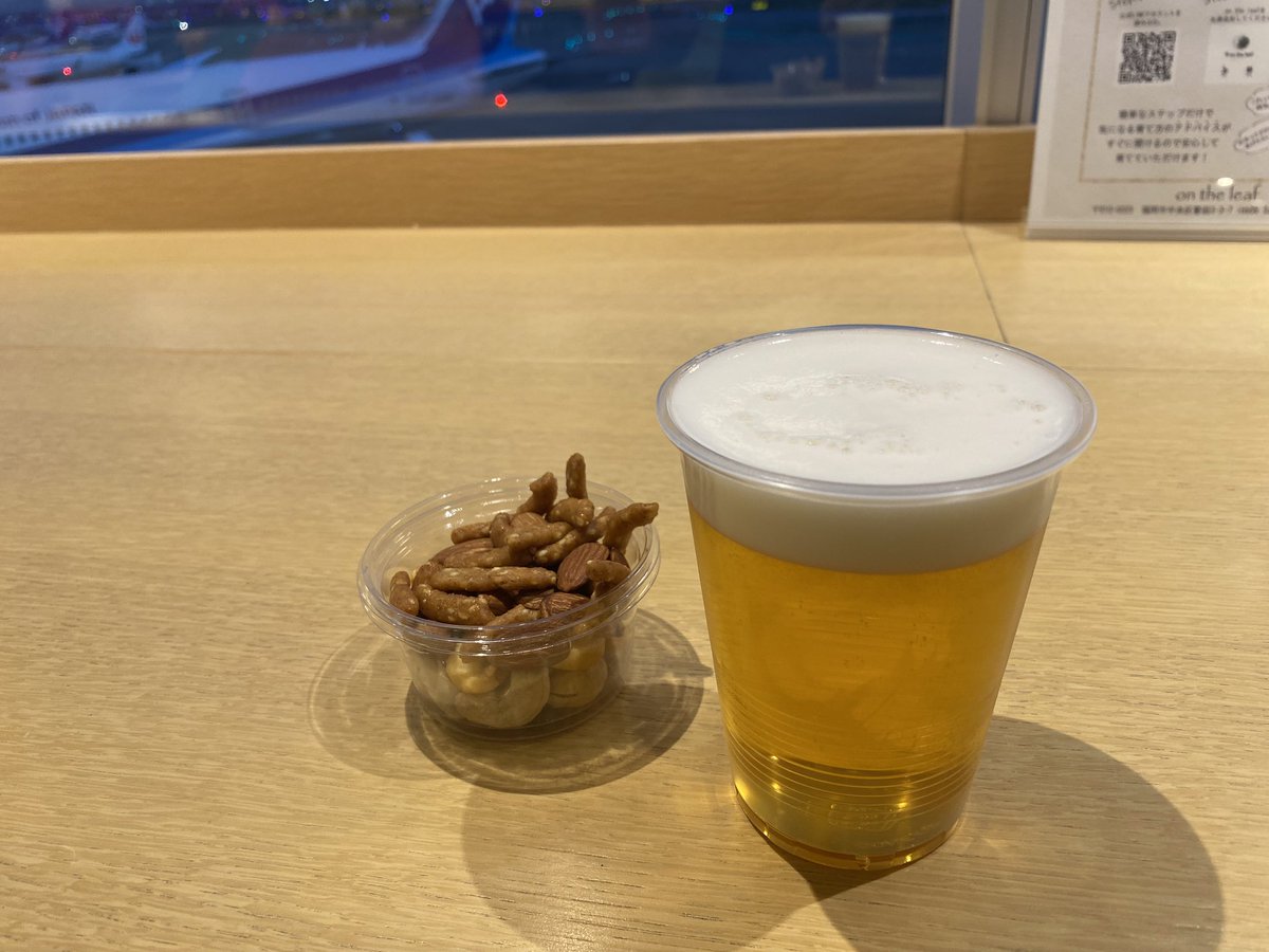 nagoya_ohtsu's tweet photo. 先週に引き続き、福岡空港内のTSUTAYAカフェラウンジで出発時間まで一杯。いや、2杯、3杯と(笑)。
#時間サービスありがとうございました
#CAFE_LOUNGE
#BOOK_STORE https://t.co/3YoyJHwOGW