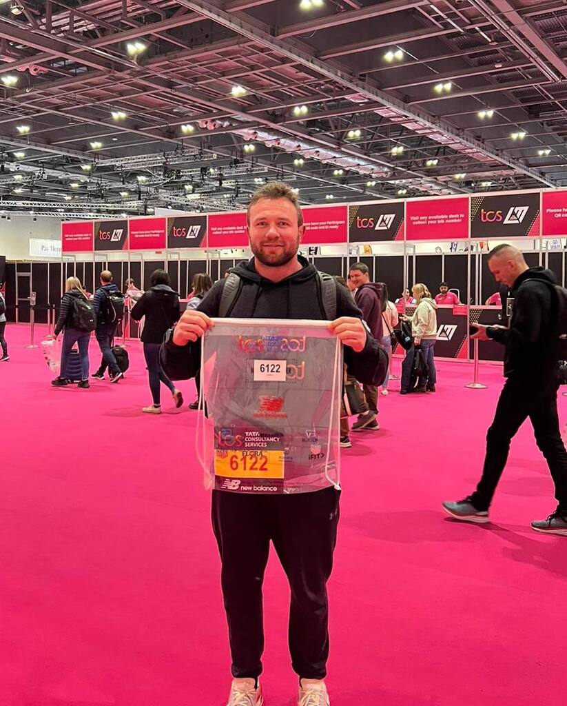 mattmullan's tweet photo. We dropped @matt.mullan off at the station this morning and he’s all checked in and registered at the Excel…now just a small flush out run and an early night before the @londonmarathon tomorrow!
Start time is 10am 🥳💪🏽
Swipe for his favourite @guidedo… https://t.co/MTMZDsAM9Y https://t.co/HeyUIkJopO