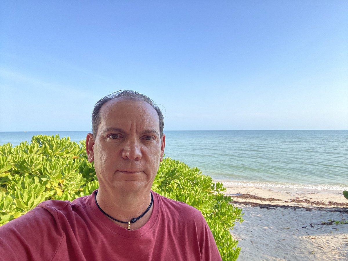 MarioPenicheC's tweet photo. Buenos días. Disfrutando un café junto al mar, el mar es uno de mis lugares favoritos! https://t.co/QM5LJ8bkux