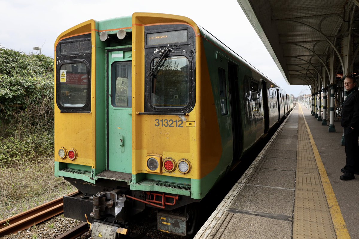 brownandrew15's tweet image. 313212 at #Seaford, where the guard let me have a look in the rear cab. #Class313