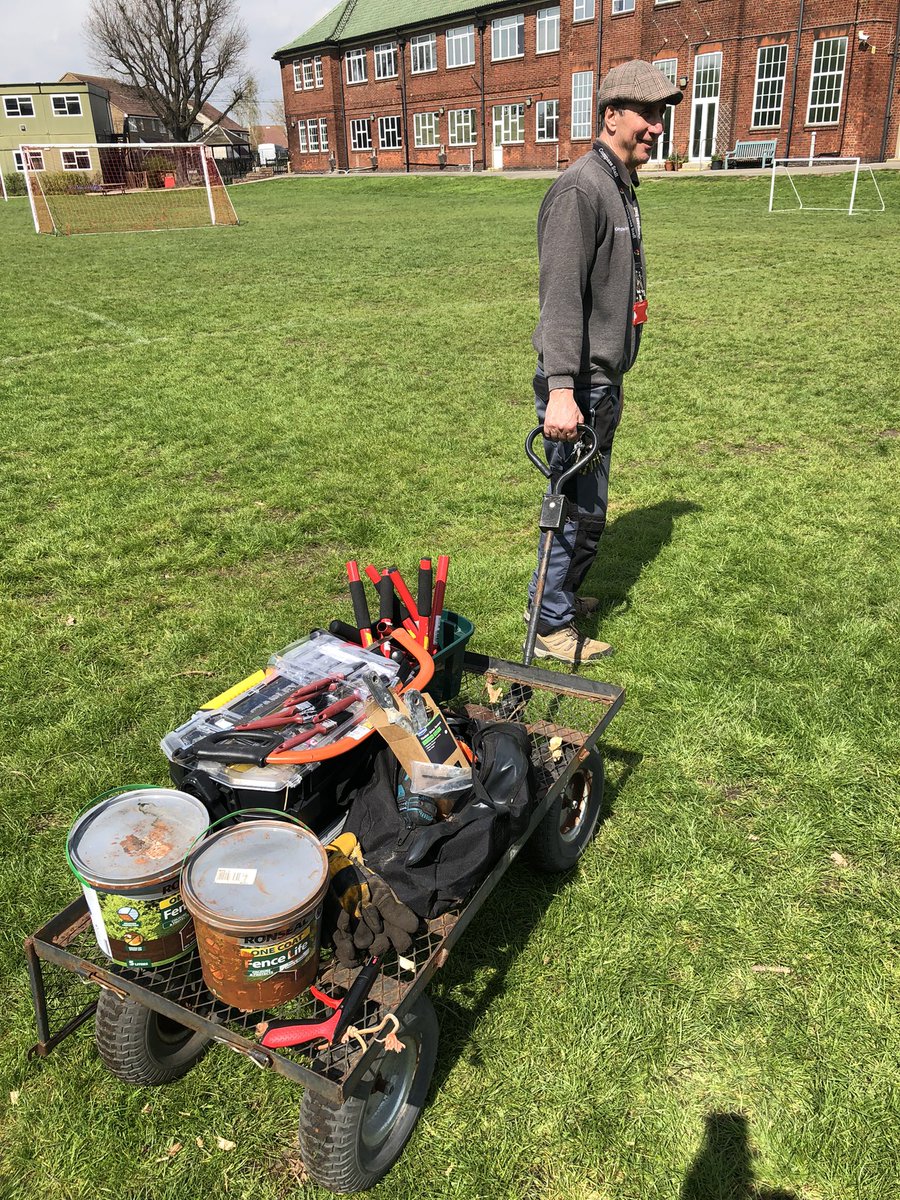 mvprimaryschool's tweet photo. Thank you all once again for a very successful morning! #groundsday #volunteer https://t.co/v2mo4M2ugl