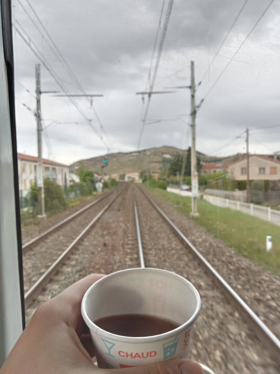 JamesLetrain's tweet photo. Un bon voyage avec l'autorail x4039 de l'@ABFC4039 entre Dijon et Die sur la première journée du tour du Vercors. Avec un bon verre servi au passage dans les vignobles de Tain l'Hermitage https://t.co/uMeUxPmhvY