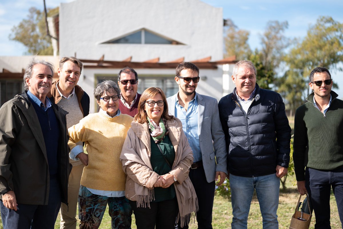 casivram's tweet photo. Gracias @ASOLUR @CasupaMunicipio @FloridaIDF @submintur del apoyo al lanzamiento nacional de la cosecha de olivos 2023 en el Establecimiento Pique Roto de Casupá - Florida @casivram .
#aceitedeolivavirgenextra #asolur #cosecha2023 #aove #piqueroto #aove #extravirginoliveoil https://t.co/QAxW9QZCwF