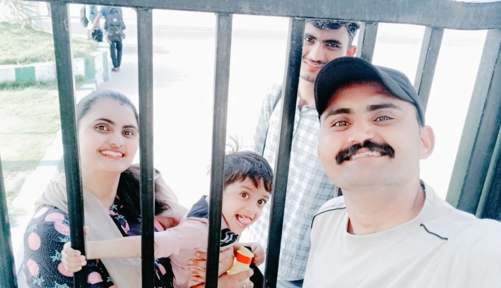 psi_kashyap's tweet photo. A sweet little encounter with siblings at Gujarat Police Academy Karai! https://t.co/sPjjeUSbO9