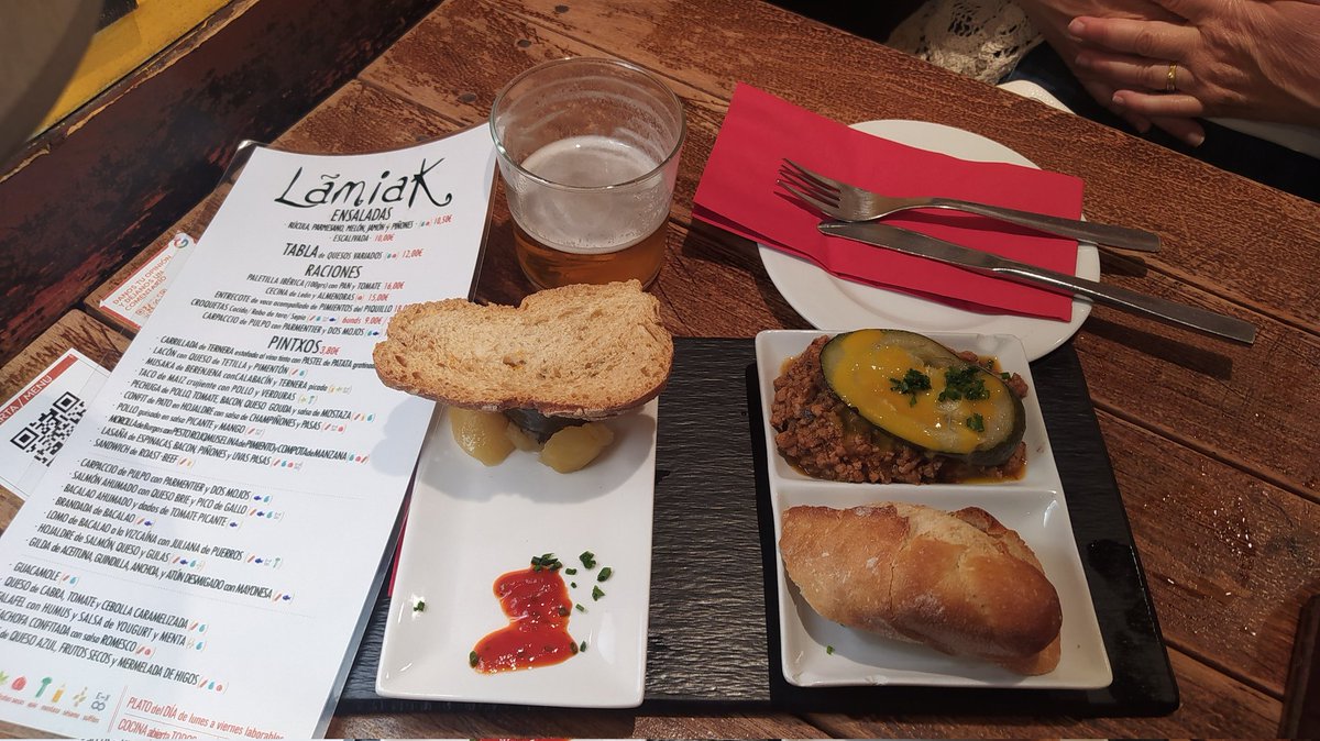 VICALRAYO's tweet photo. Buen sitio en la cava baja con pintxos exquistos en #lamiak #pararepetir https://t.co/rlYR8PRg1V