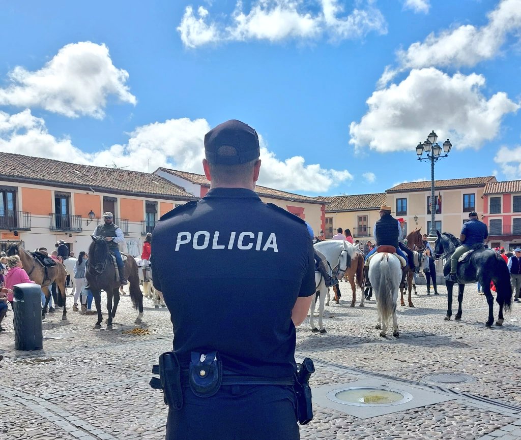 👮🏻‍♂️ Esta mañana hemos cubierto el recorrido que han efectuado más de un centenar de caballistas por algunas de nuestras calles. 

#FeriadeAbril 🐴💃