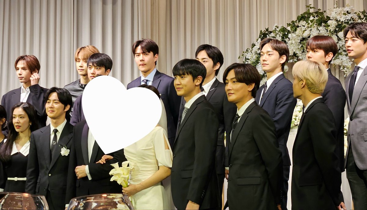 OhSeHunBR's tweet photo. [INFO] 22.04.23 - Sehun, membros do EXO e de outros grupos da SM compareceram ao casamento de um Staff da SM.

Tr. Eng. xunhuas 
Cr. na imagem

#세훈 #SEHUN #오세훈 #엑소 #EXO https://t.co/KFSfRnhvU0