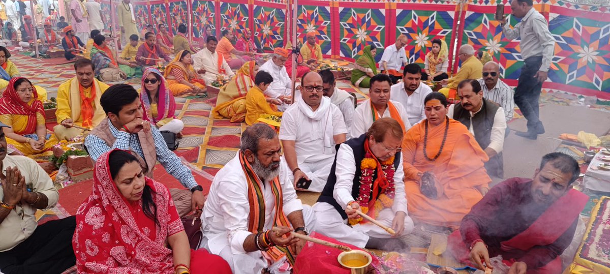 PSsena's tweet photo. आज @RPparishad द्वारा भगवान परशुराम जी के अवतरण दिवस पर जानापाव इंदौर में श्री परशुराम महायज्ञ में आहुति दी। इस मौके पर रोहतक सांसद मा. अरविंद शर्मा जी व अन्य राष्ट्रीय परशुराम परिषद् के वरिष्ठ पदाधिकारी, साधु-संत सम्मिलित रहे।

#श्री_परशुराम_महायज्ञ #श्री_परशुराम_जन्मोत्सव https://t.co/fssw4qbYa0