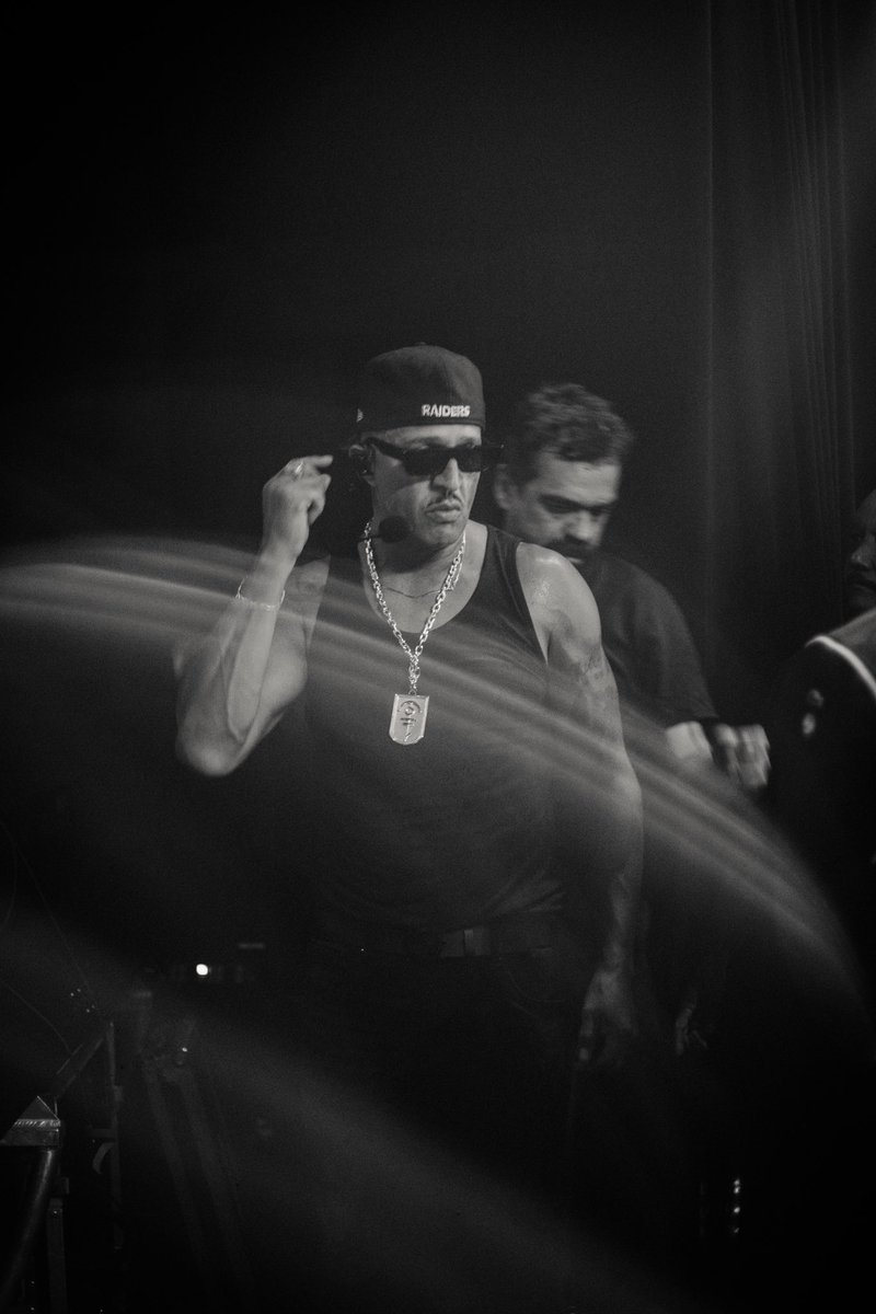 RACIONAISCN's tweet photo. 22 de abril é dia de celebrar mais um ano de vida do Pedro Paulo! São 53 anos na estrada, se consolidando como um dos maiores nomes do rap nacional 👊🏾 Feliz aniversário @manobrown! Forte abraço da família Racionais 🍾

📸: @jefdelgado / Irmãos Delgado https://t.co/Ciyst10dTj