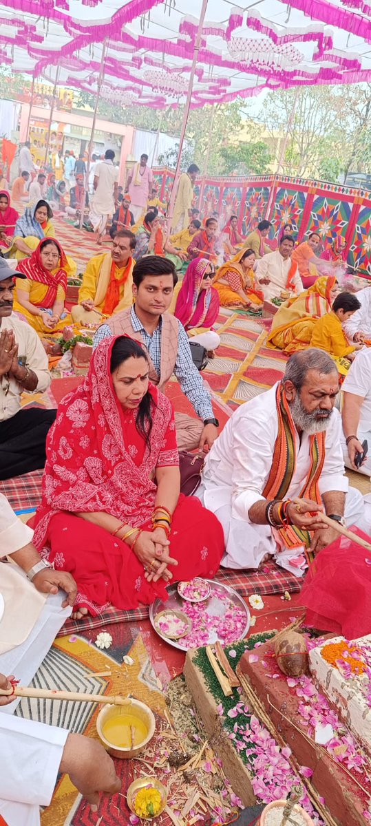 PSsena's tweet photo. आज @RPparishad द्वारा भगवान परशुराम जी के अवतरण दिवस पर जानापाव इंदौर में श्री परशुराम महायज्ञ में आहुति दी। इस मौके पर रोहतक सांसद मा. अरविंद शर्मा जी व अन्य राष्ट्रीय परशुराम परिषद् के वरिष्ठ पदाधिकारी, साधु-संत सम्मिलित रहे।

#श्री_परशुराम_महायज्ञ #श्री_परशुराम_जन्मोत्सव https://t.co/fssw4qbYa0