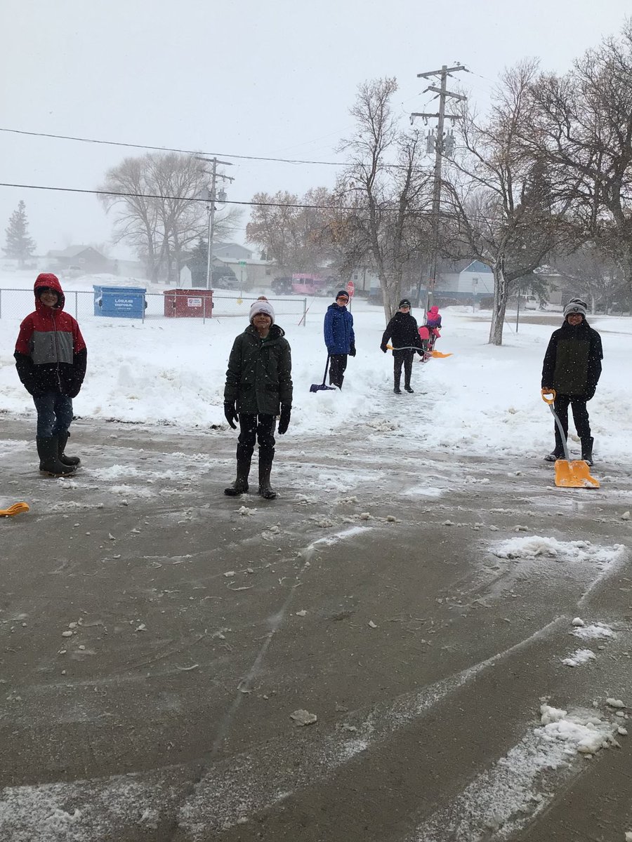 ChauntelBaudu's tweet photo. We got out the shovels and made our way down the street shovelling driveways and sidewalks. For us, this weather brought goodness and joy! #pvsd #penselions https://t.co/W4vDjTAOen
