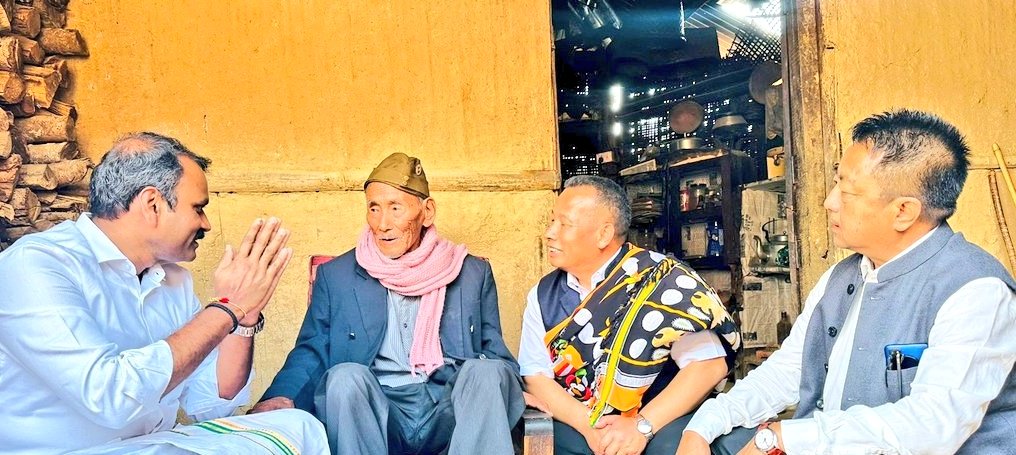 DrLMurugan's tweet photo. Offered my tributes to the great son of India #Netaji_Subhash_Chandra_Bose from Netaji Peak, Chesezu village, Nagaland.
Netaji had come and camped at this very spot during World War II in 1944, (Battle of Kohima )
(1/2) https://t.co/BdkWynbGYV