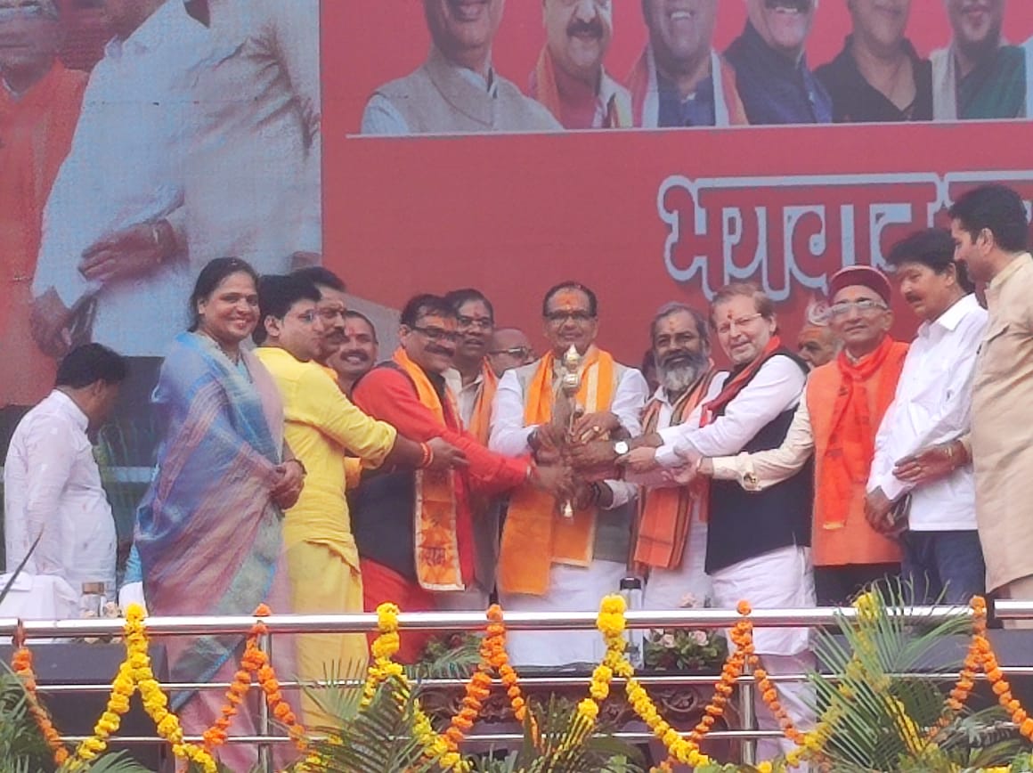 PSsena's tweet photo. भगवान परशुराम जी की अवतरण स्थली #जानापाव में @RPparishad द्वारा आयोजित #श्री_परशुराम_जन्मोत्सव कार्यक्रम में रा.प.प. के संस्थापक, वरिष्ठ भाजपा नेता व नि. राज्य मंत्री यूपी मा. @sunilbharala जी ने मध्य प्रदेश के यशस्वी मुख्यमंत्री मा. @ChouhanShivraj जी को फरसा देकर सम्मानित किया https://t.co/GrZBX2IyNz