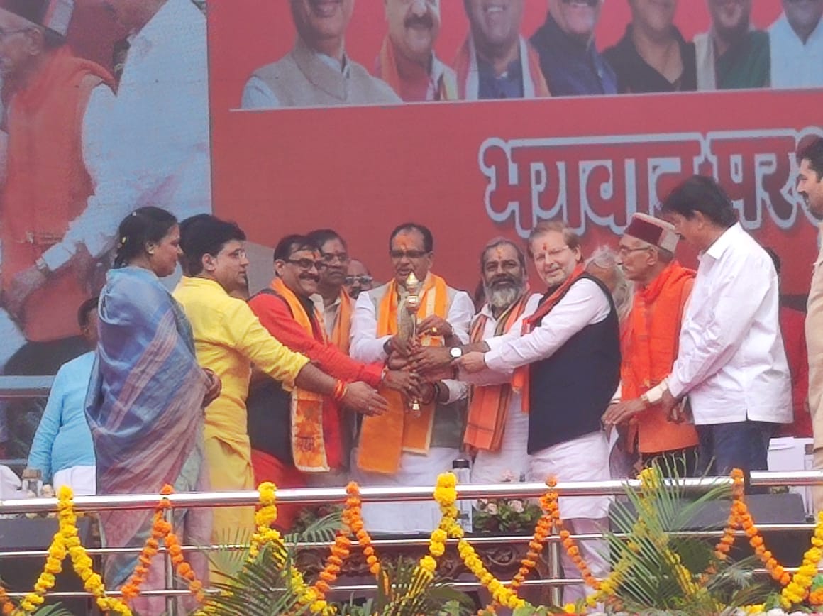 भगवान परशुराम जी की अवतरण स्थली #जानापाव में <a href="/RPparishad/">राष्ट्रीय परशुराम परिषद</a> द्वारा आयोजित #श्री_परशुराम_जन्मोत्सव कार्यक्रम में रा.प.प. के संस्थापक, वरिष्ठ भाजपा नेता व नि. राज्य मंत्री यूपी मा. <a href="/sunilbharala/">Sunil Bharala</a> जी ने मध्य प्रदेश के यशस्वी मुख्यमंत्री मा. <a href="/ChouhanShivraj/">Shivraj Singh Chouhan</a> जी को फरसा देकर सम्मानित किया