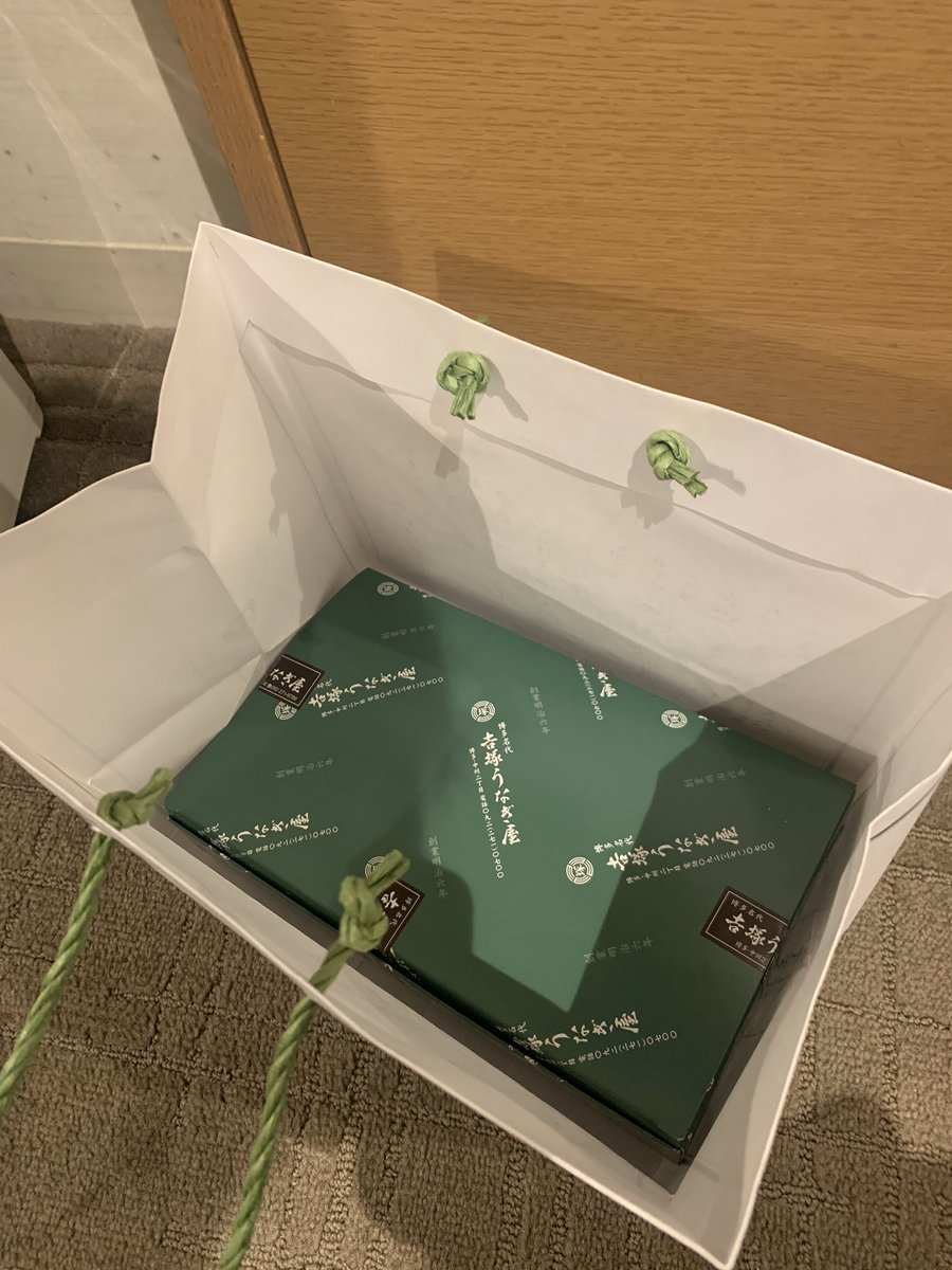 極秘調査の結果、誕生日の翌日
6月10日(土)にライブするっぽいんですよ私🤔

東京で🙂

まだ言うなって言われてるんじゃが今日は気分いいので言っちゃう( ˙ᵕ˙ 🙏)
アコースティックで弾き語りするんでそた43を祝いに来てくれよな
ლ(´◉❥◉｀ლ)

※写真は今日食べ終わったウナギ弁当の空き箱です