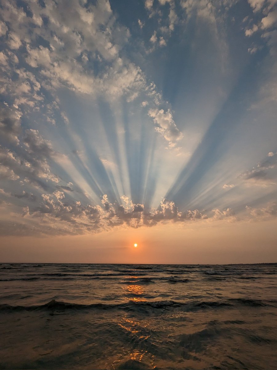 Pneel12's tweet photo. Sunset ♡
#TeamPixel #google #googleindia #sunset #mumbai #mumbaibeaches #sea #juhu 
@madebygoogle @GoogleIndia 
@Wassup_Mumbai https://t.co/y0Nk584jM3