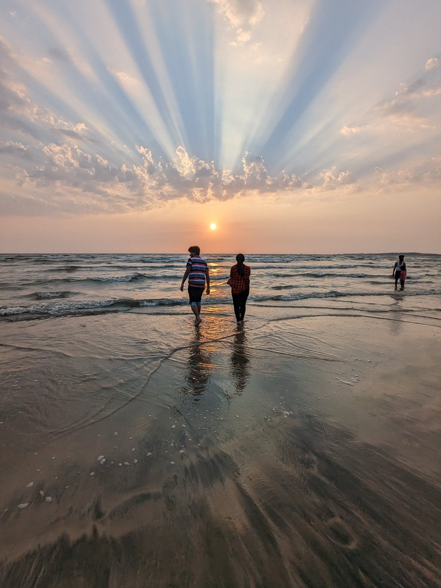 Pneel12's tweet photo. Sunset ♡
#TeamPixel #google #googleindia #sunset #mumbai #mumbaibeaches #sea #juhu 
@madebygoogle @GoogleIndia 
@Wassup_Mumbai https://t.co/y0Nk584jM3